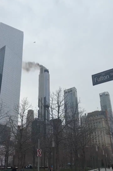 <strong>紐約世貿中心附近的一棟摩天大樓發生火警。（圖／翻攝自X）</strong>
