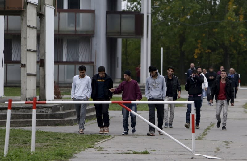 Migrants syriens dans un camp à Gabcikovo, en Slovaquie. Les quotas européens de répartition des demandeurs d'asile adoptés en septembre dernier sont "politiquement finis", estime lundi le Premier ministre slovaque Robert Fico, dont le pays assure la présidence tournante de l'Union. /Photo d'archives/REUTERS/David W Cerny