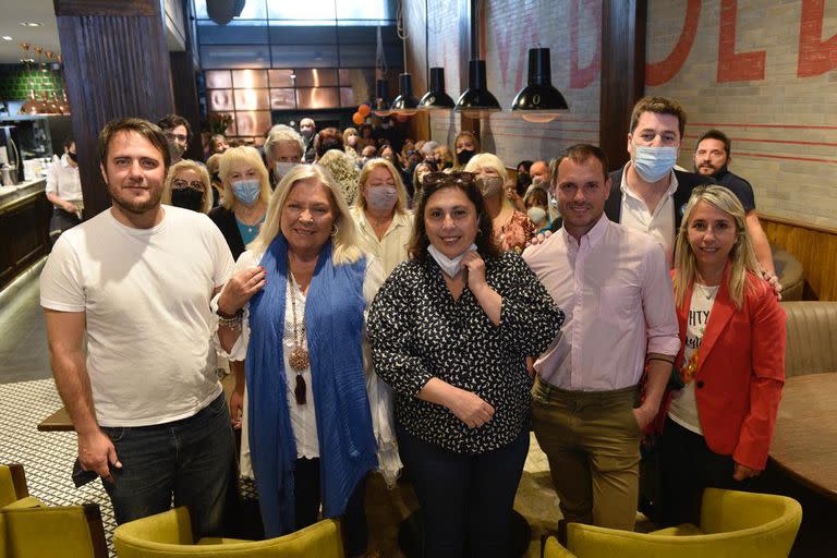 Elisa Carrió y la Coalición Cívica con vecinos de Boedo