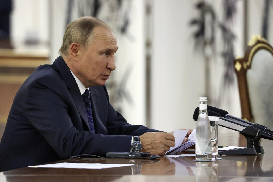 Russian President Vladimir Putin talks to Chinese President Xi Jinping during a meeting on the sidelines of the Shanghai Cooperation Organisation (SCO) summit in Samarkand, Uzbekistan, Thursday, Sept. 15, 2022. (Alexandr Demyanchuk, Sputnik, Kremlin Pool Photo via AP)