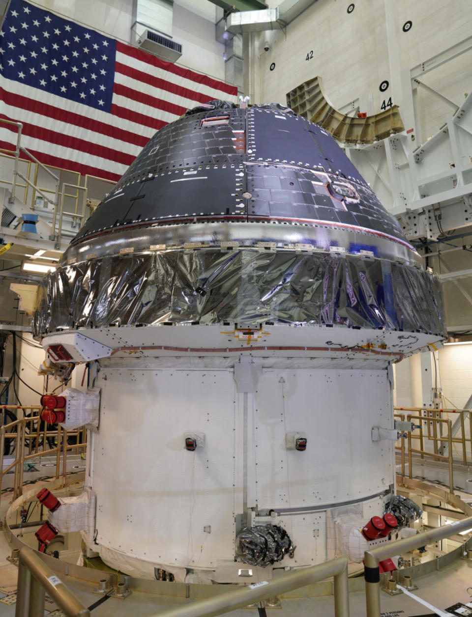 El módulo de tripulación de la nave espacial Orion finalizado sobre el módulo de servicio en el Edificio de Operaciones y Verificaciones del Centro Espacial Kennedy de la NASA.