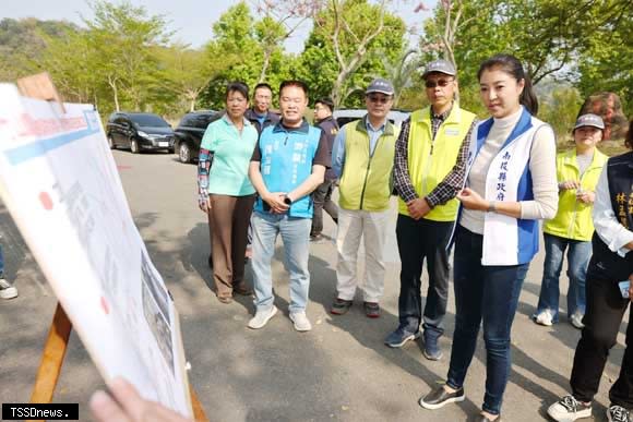 南投縣長許淑華會勘竹山鎮多處道路聽取簡報。(記者蔡榮宗攝)