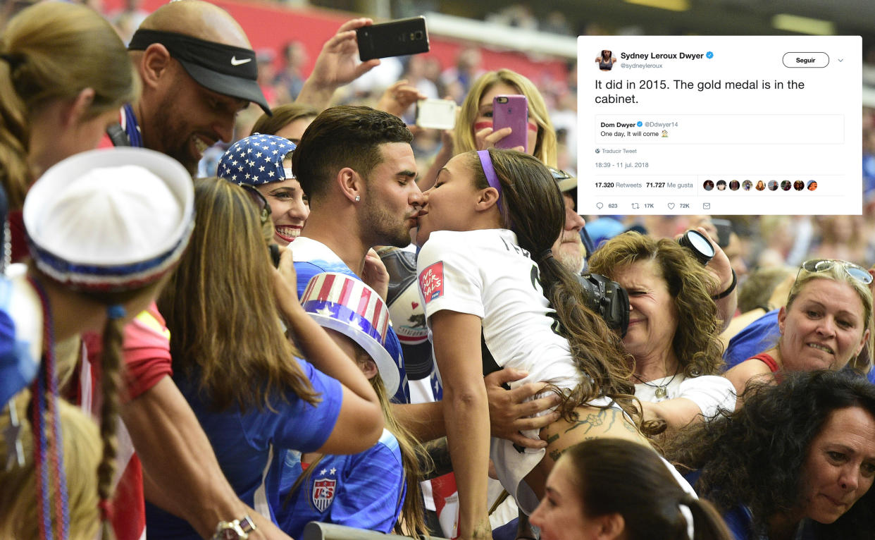 Dom Dwyer y Sydney Leroux se besan tras la final del Mundial de 2015 de fútbol femenino. | Foto: Getty