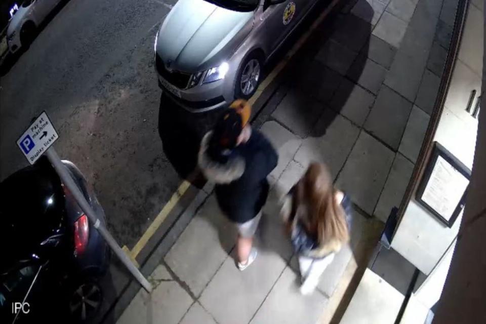 Las imágnes de CCTV muestran a los hermanos caminando en Hamilton el día en que ella desapareció (PA Media)