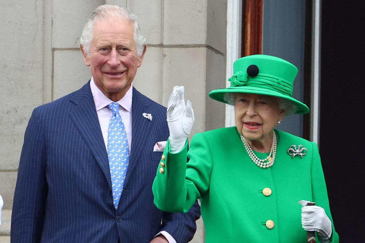 LONDON, ENGLAND - JUNE 05: Prince Charles, Prince of Wales and Queen Elizabeth II, Prince George of Cambridge, Prince William, Duke of Cambridge, Princess Charlotte of Cambridge, Prince Louis of Cambridge and Catherine, Duchess of Cambridge stand on a balcony during the Platinum Jubilee Pageant on June 05, 2022 in London, England. The Platinum Jubilee of Elizabeth II is being celebrated from June 2 to June 5, 2022, in the UK and Commonwealth to mark the 70th anniversary of the accession of Queen Elizabeth II on 6 February 1952. (Photo by Hannah McKay - WPA Pool/Getty Images)