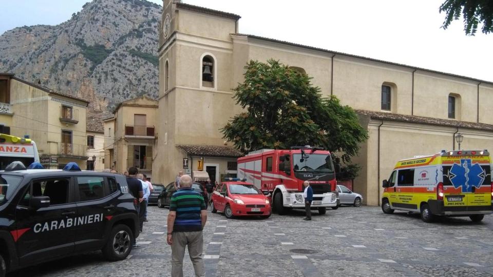 Rettungsfahrzeuge stehen auf einem Platz in Civita. In einer nahe liegenden Schlucht sind mehrere Menschen bei einem Ausflug ums Leben gekommen. Foto: Clemente Angotti/ANSA/AP