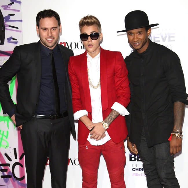 Justin Bieber con Usher y Scooter Braun, sus descubridores y padrinos musicales credit:Bang Showbiz