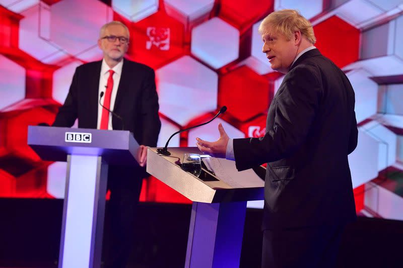 FOTO DE ARCHIVO: Boris Johnson y Jeremy Corbyn durante un debate televisivo en la BBC en Londres