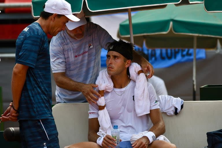 Etcheverry, agobiado por el calor, es asistido, ante la mirada del capitán Guillermo Coria; el platense nunca se sintió cómo frente a Timofey Skatov.