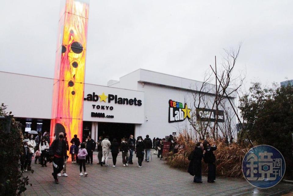 自開館起，無論平、假日都人潮爆滿的「teamLab Planets TOKYO」外觀。