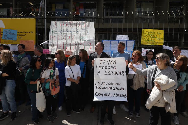 El "abrazo" que los padres que se oponen a la toma realizaron hoy al Lengüitas