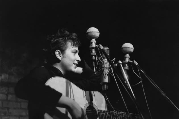 Bob Dylan performing at the Greenwich Village club, the BItter End, in 1961. - Credit: Sigmund Goode/Michael Ochs Archive/Getty Images