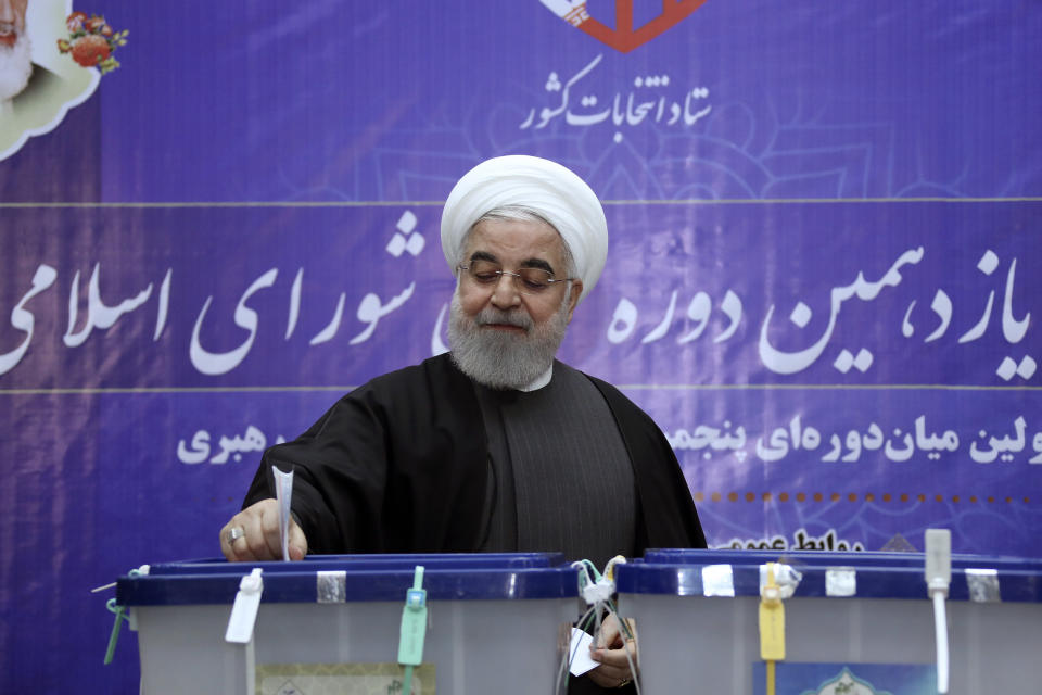 Fotografía publicada en el sitio oficial de la presidencia iraní del presidente de Irán, Hassan Rouhani, votando en las elecciones parlamentarias en el Ministerio del Interior en Teherán, Irán, 21 de febrero de 2020. Los primeros recuentos dan ventaja a los sectores intransigentes. (Presidencia de Irán vía AP)