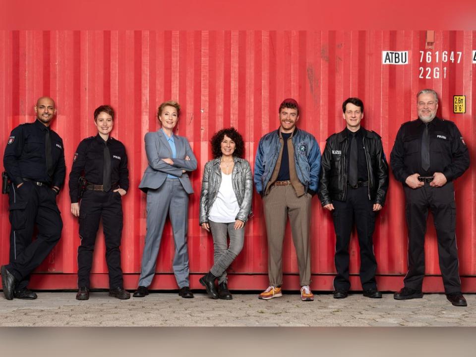 Das Team vom "Großstadtrevier" (v.l.n.r.): Lukas Petersen (Patrick Abozen), Nina Sieveking (Wanda Perdelwitz), Frau Küppers (Saskia Fischer), Harry Möller (Maria Ketikidou), Nils Sanchez (Enrique Fiß), Daniel Schirmer (Sven Fricke) und Helmut Husmann (Torsten Münchow). (Bild: ARD/Thorsten Jander)