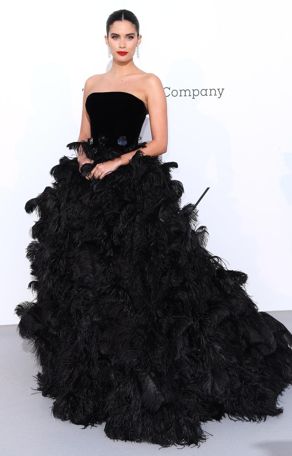 Sara has a major moment at the amfAR Gala in her strapless black Giorgio Armani Privé ball gown with feathery full skirt. 