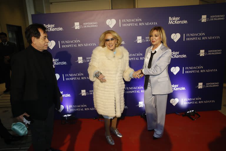 Mirtha con un impactante tapado blanco al ingresar al salón del Hipódromo de Palermo