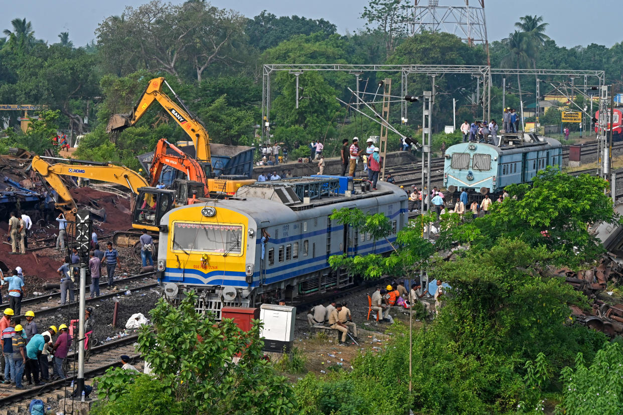 Des policiers inspectent les wagons détruits par l’impresionnante collisions de trois trains vendredi près de Balasore, dans l’État indien d’Odisha. 