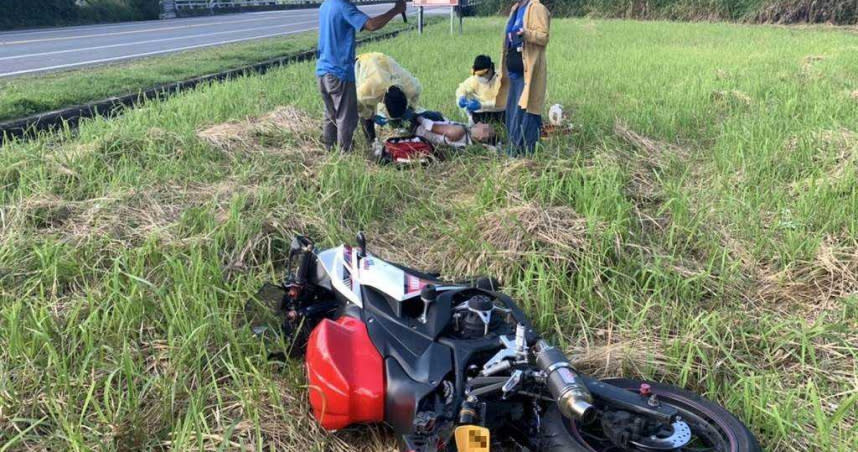 來自新北市的高男13日騎重機在成功鎮車禍，連人帶車飛越水溝掉落農田。（圖／台東縣警局成功分局提供／中國時報蔡旻妤台東傳真）