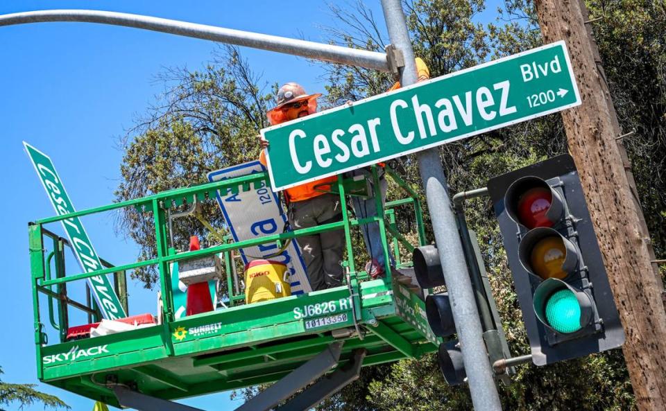 Una cruadilla de trabajo instala un nuevo letrero de Cesar Chavez Boulevard en lugar de un letrero de Ventura Avenue en C Street, en Fresno, el viernes 14 de junio de 2024. Cesar Chavez Boulevard será ahora el nombre de la calle a partir de California y Marks en el oeste de Fresno, continuando hacia el este a lo largo de Ventura a través del centro y luego por Kings Canyon Road terminando en Peach Avenue para un total de 10 millas.