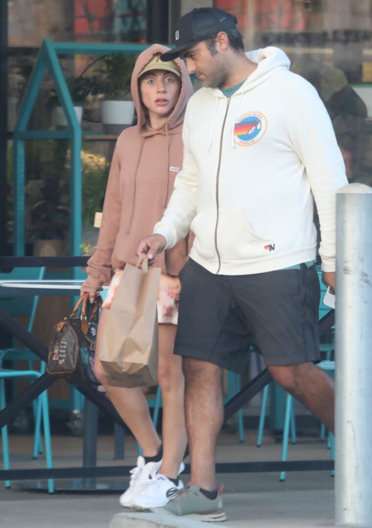 Lady Gaga y su novio, de compras en Malibú