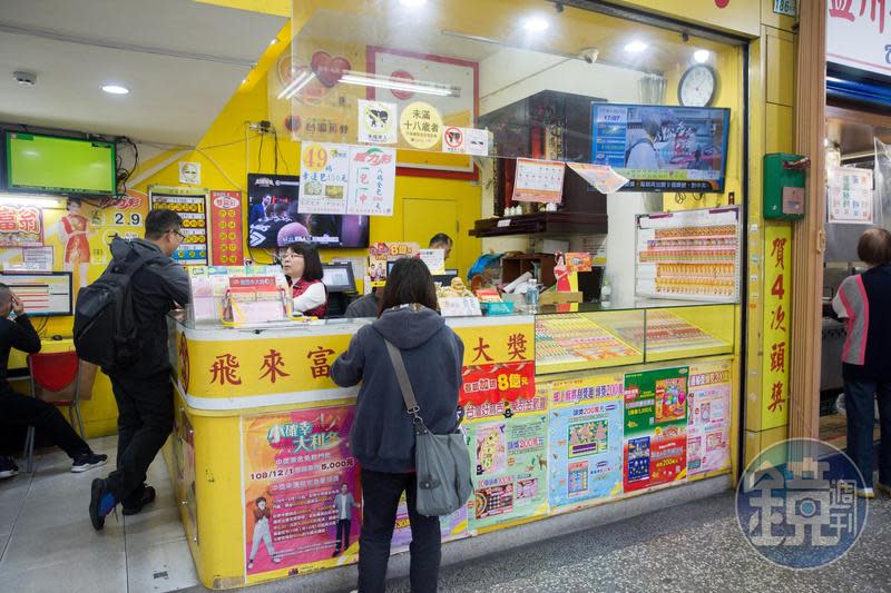 台南一名婦人趕在兌獎最後期限完成領獎。