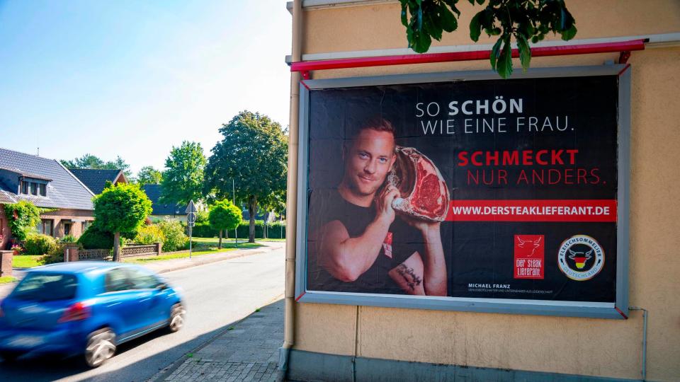 Diese sexistische Werbung hing nicht lange. (Bild: dpa)