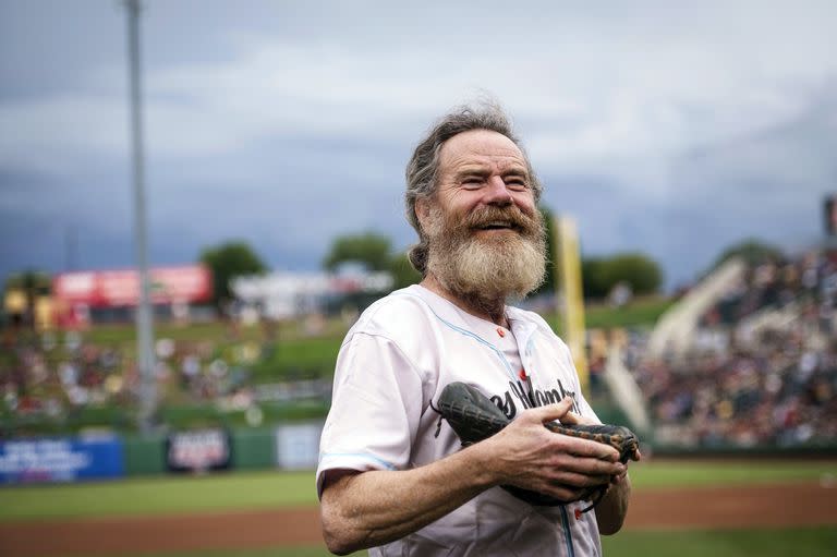 Bryan Cranston sonríe en el estadio