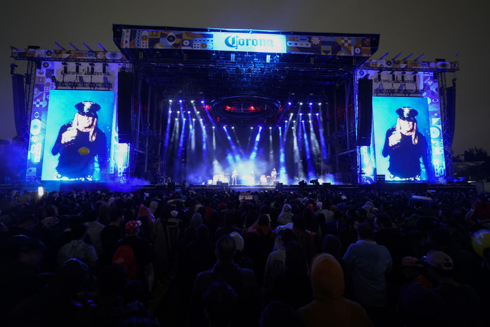 El público en el concierto de Cheap Trick en el festival Corona Capital en la Ciudad de México el sábado 20 de noviembre de 2021. El Corona Capital es el primer festival masivo que se realiza en la Ciudad de México desde el cierre por la pandemia de COVID-19 en 2020. (Foto AP/Eduardo Verdugo)