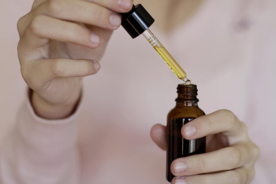 Essential oils can help fight off viruses and thin down mucus. (Photo: Getty Images)