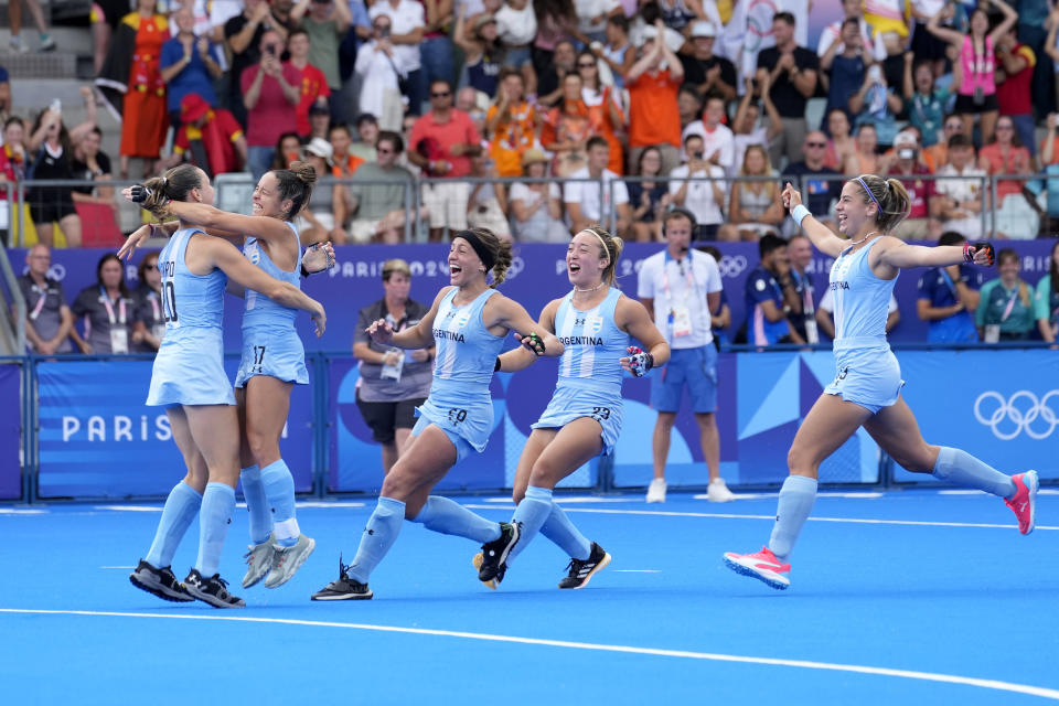 Las jugadoras de Argentina celebran luego que Sofia Cairo (izquierda) anotara para el triunfo sobre Bélgica en penales en el partido por la medalla de bronce en los Juegos Olímpicos, en el estadio Yves-du-Manoir el viernes 9 de agosto de 2024, en Colombes, Francia. (AP Foto/Anjum Naveed)