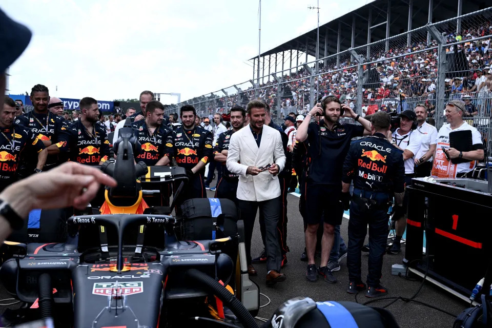 David Beckham con el equipo de Red Bull antes del Gran Premio de Miami de la F&#xf3;rmula 1. (Foto: BRENDAN SMIALOWSKI/AFP via Getty Images)