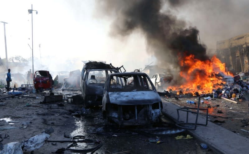 Le bilan de l'explosion de deux véhicules piégés à Mogadiscio samedi s'est considérablement alourdi et d'établit désormais à 85 morts, ont annoncé les autorités somaliennes dimanche. /Photo prise le 14 octobre 2017/REUTERS/Feisal Omar