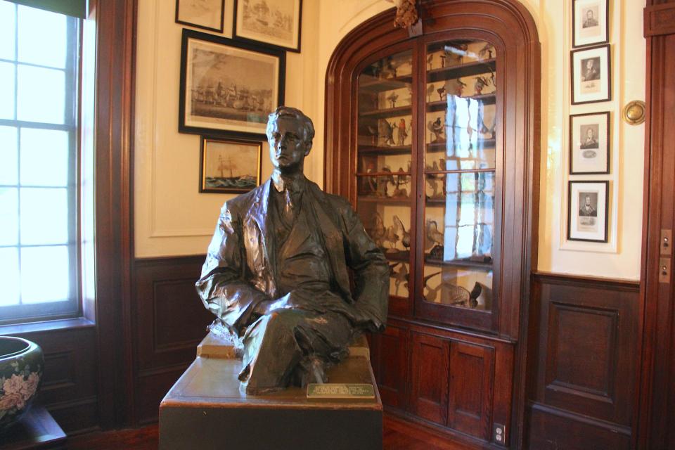 A bronze statue of FDR.