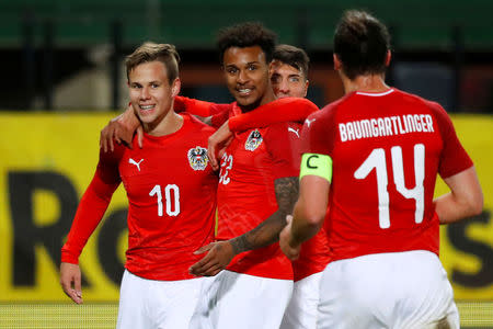 Foto del martes del futbolista de Austria Louis Schaub celebrando con sus compañeros tras marcar el gol de la victoria sobre Uruguay. Nov 14, 2017 REUTERS/Leonhard Foeger