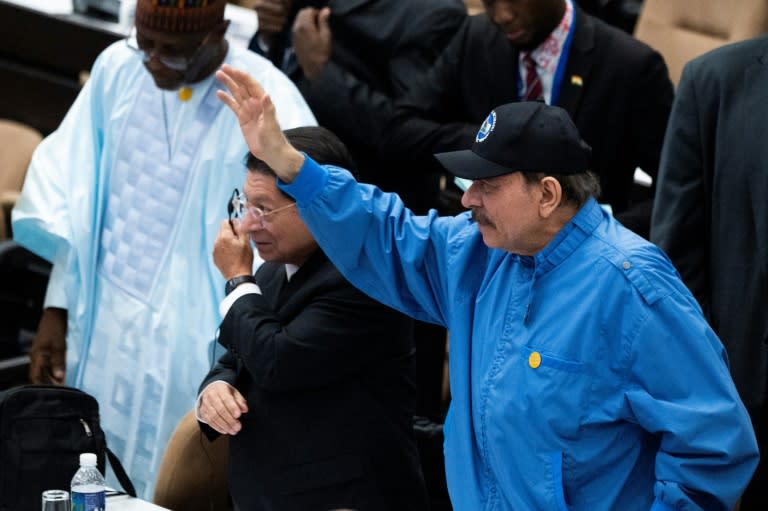 El presidente de Nicaragua, Daniel Ortega, saluda en la clausura de la Cumbre G77+China, en La Habana, junto a su ministro de Relaciones Exteriores, Denis Moncada, el 16 de septiembre de 2023 (Yamil Lage)