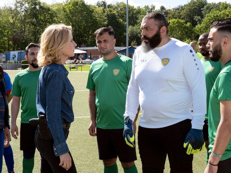 Maria Furtwängler alias Charlotte Lindholm legt sich mit Macho-Fußballern an. (Bild: NDR)