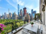 <p>Parece que Sting y su mujer Trudie Styler fueron de los primeros en comprar uno de los apartamentos de la torre Manhattan situada en un lateral del Central Park West. Pagaron unos 27 millones de dólares en 2008, y parece que sacarán más del doble de ese dinero. </p>