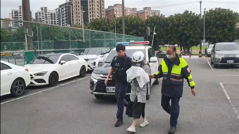 蘇女被警方帶回警局。（圖／翻攝畫面）