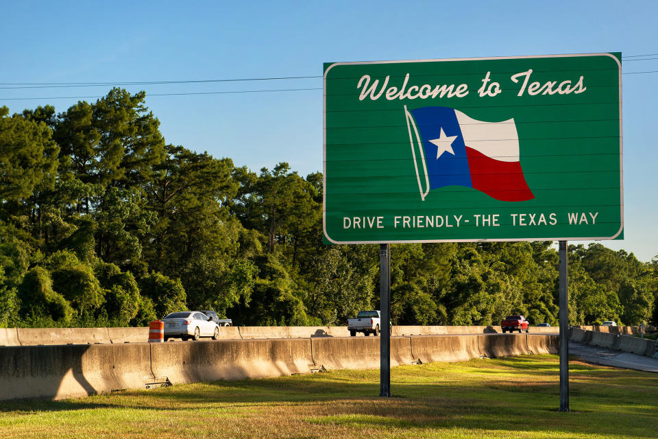 A Texas welcome sign on the road.