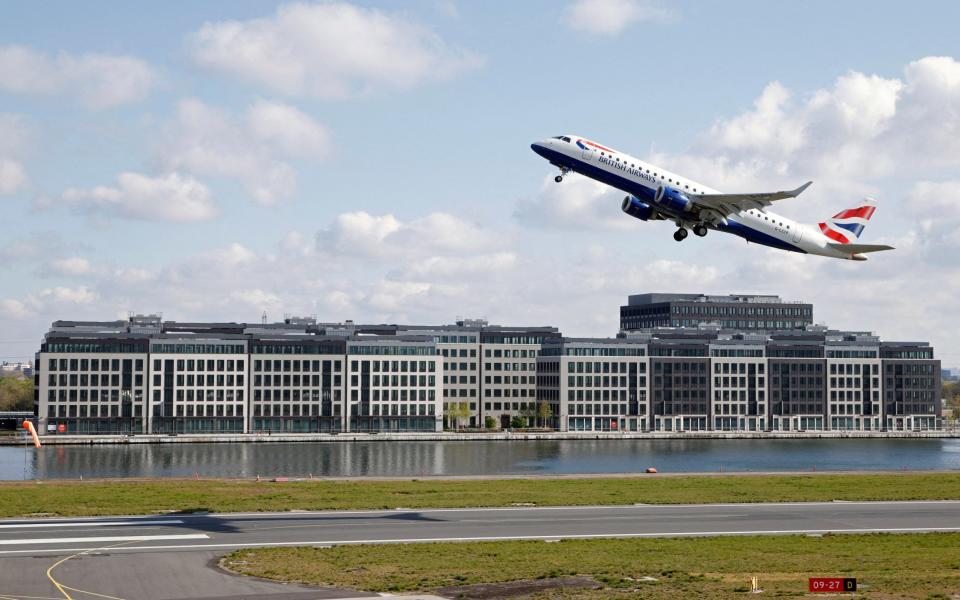 FILE PHOTO: British Airways Embraer 190 aircraft takes off from London City Airport, Britain, April 29, 2021. REUTERS/John Sibley/File Photo - JOHN SIBLEY/REUTERS