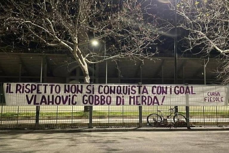 Aparecieron pancartas cerca del estadio de Fiorentina al conocerse que Vlahovic tenía un pie y medio afuera del club.