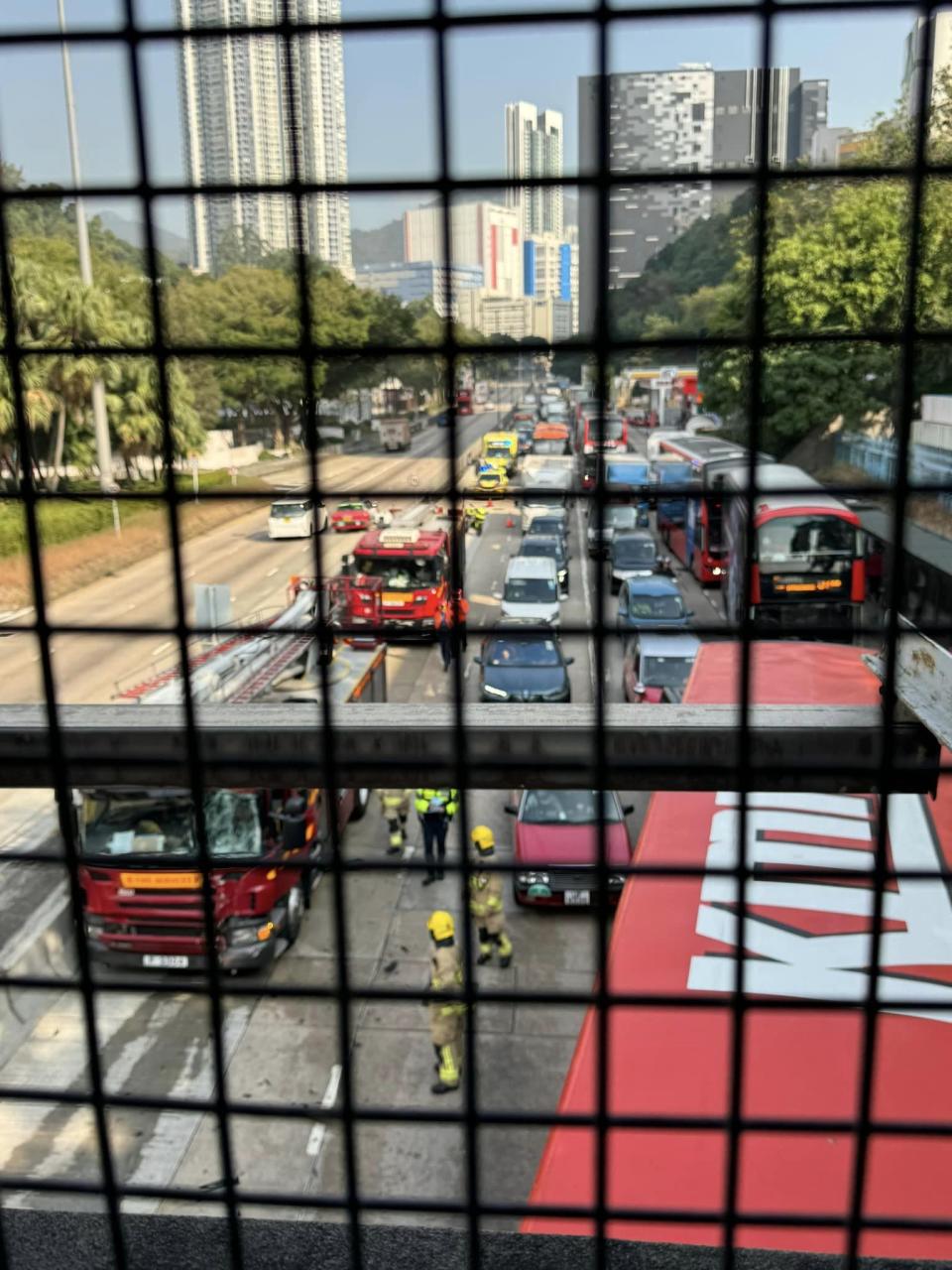 青山公路近大窩口邨　有巴士與消防車相撞　至少10人受傷