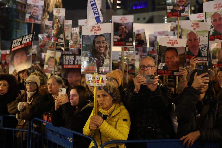 El reclamo de familiares de rehenes de Hamas, en una marcha en Tel Aviv. (AHMAD GHARABLI / AFP)