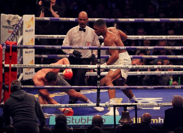 Anthony Joshua knocks down Wladimir Klitschko