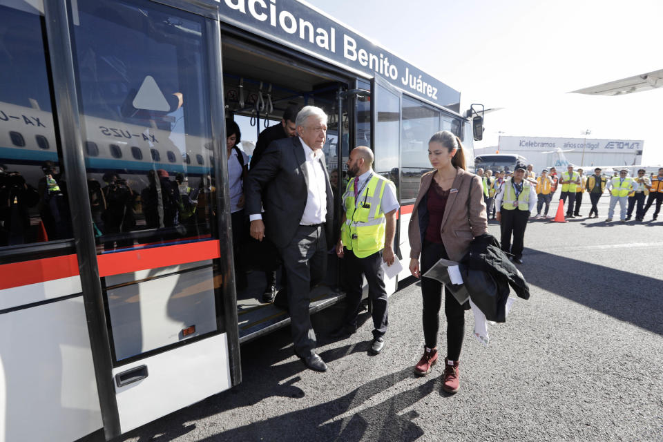 FOTOS | AMLO viaja e inaugura histórica Presidencia de la austeridad