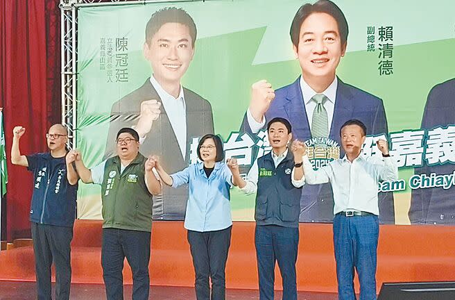 蔡英文總統（中）到嘉義輔選，與嘉義縣長翁章梁（右）、議長張明達（左）等人高喊「凍蒜」。（廖素慧攝）