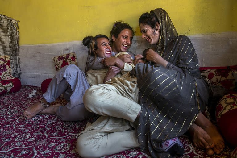 Khushi Mir, a la izquierda, un transgénero de Cachemira, se relaja con amigos después de una reunión de miembros de la comunidad en las afueras de Srinagar, Cachemira controlada por India, el 4 de junio. Khushi y cuatro niños jóvenes comenzaron un grupo de voluntarios para distribuir kits de alimentos a la comunidad transgénero. 
