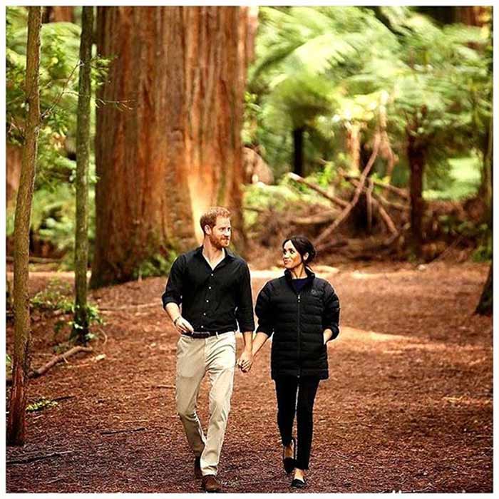 Los duques de Sussex paseando por el bosque