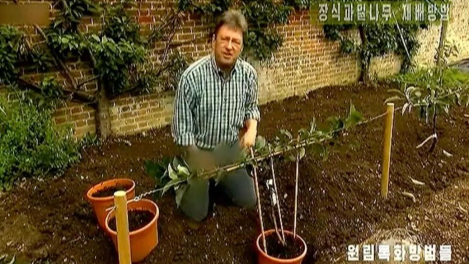 提奇馬什（Alan Titchmarsh）下半身因穿牛仔褲被打馬。（圖／翻攝自 CNN）