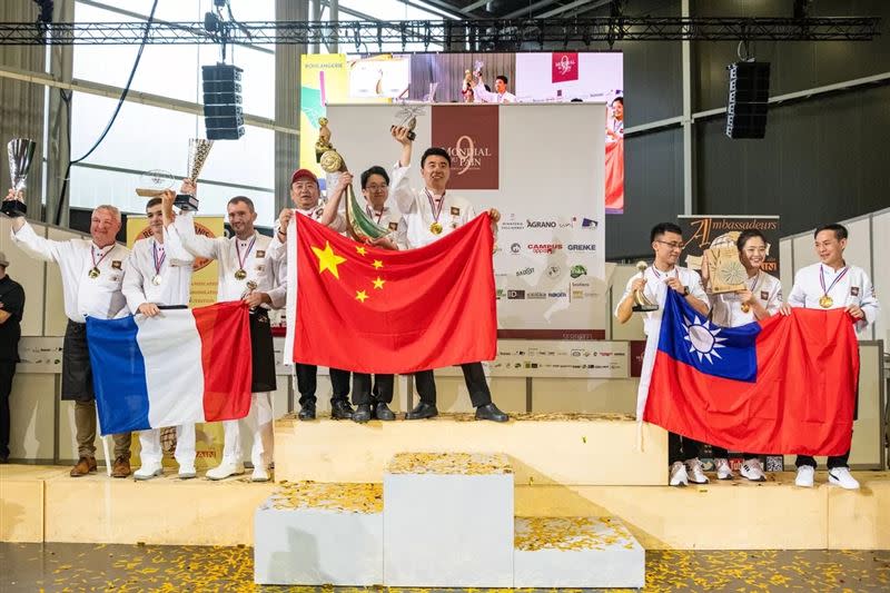 世界麵包大賽25日落幕，台灣隊奪得第三名，台灣、中國國旗罕見同框。（圖／翻攝自法國的十萬個為什麼）